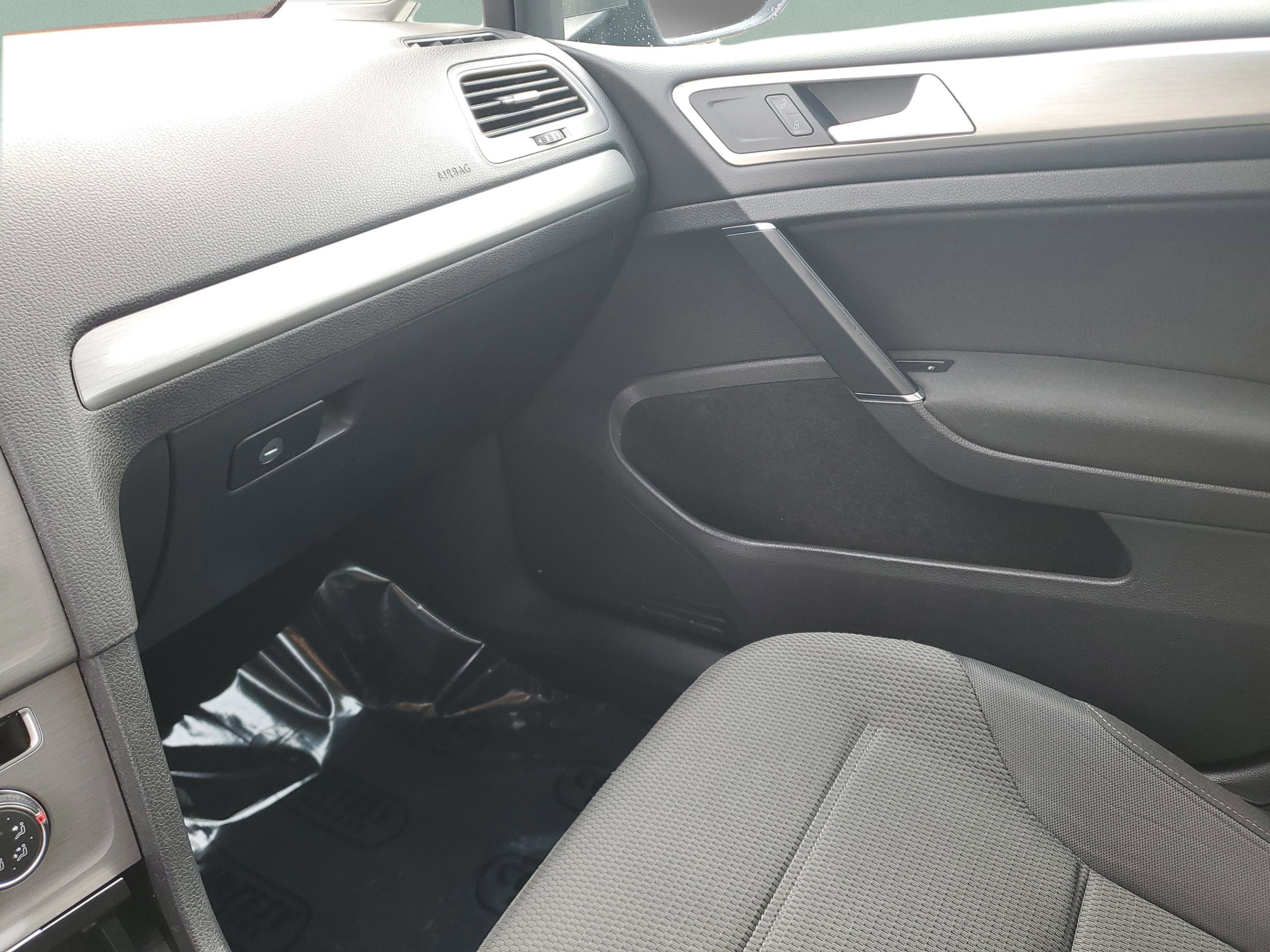 Used 2016 Volkswagen Golf S image 20