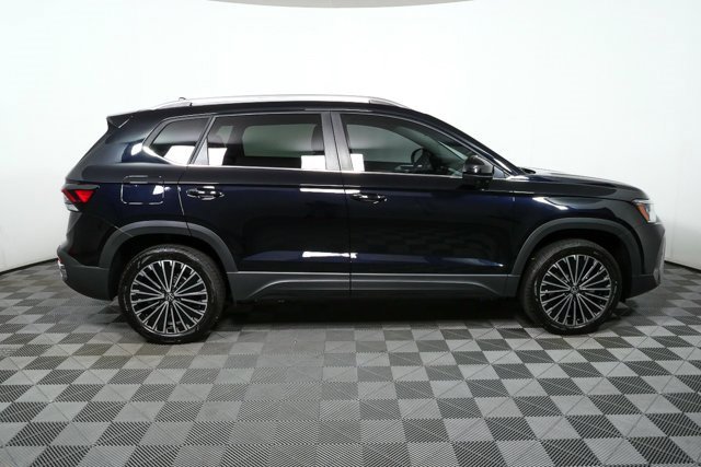 New 2026 Volkswagen Taos SE image 2