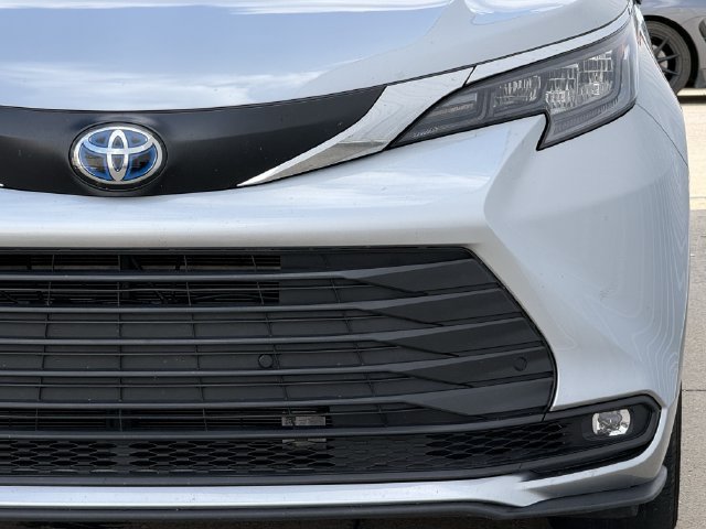 Used 2025 Toyota Sienna XLE FWD image 9