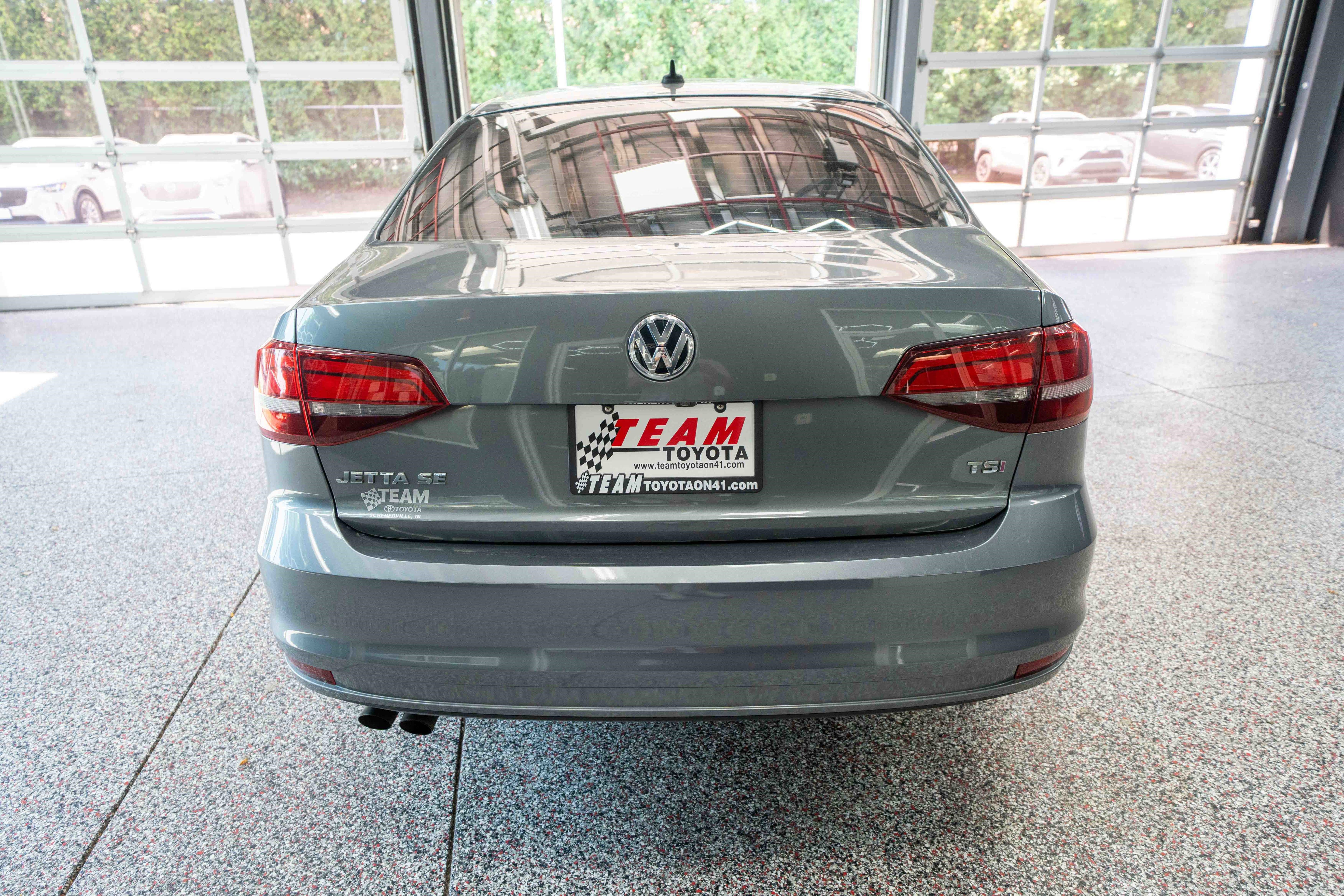 Used 2017 Volkswagen Jetta SE FWD image 3
