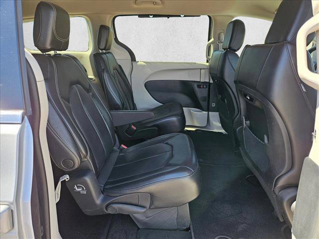 Used 2023 Chrysler Pacifica Touring-L image 25