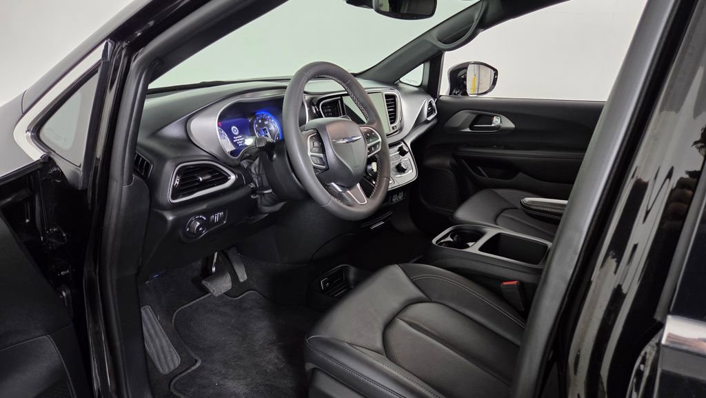 Used 2025 Chrysler Pacifica Select image 15