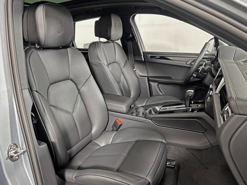 Certified 2026 Porsche Macan AWD/4WD image 38