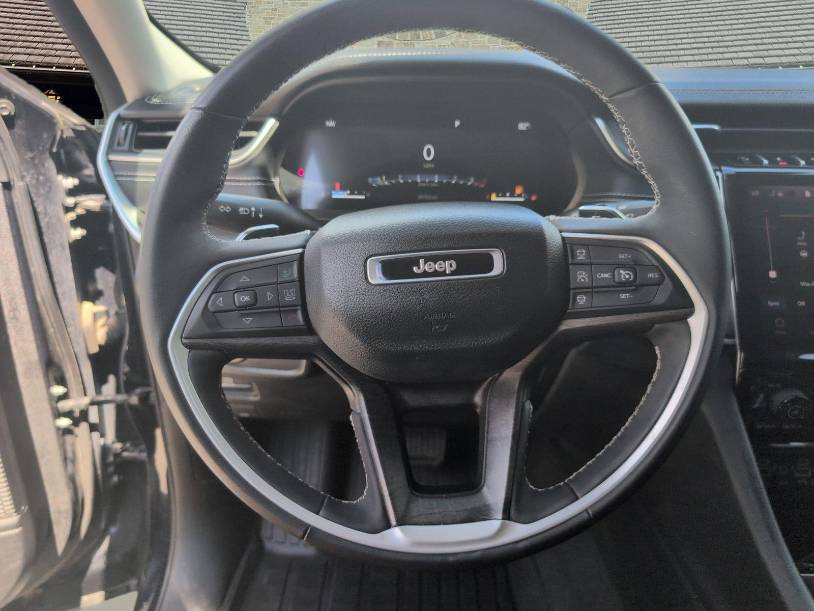 Used 2023 Jeep Grand Cherokee L Limited RWD image 9