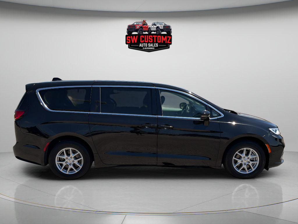 Used 2024 Chrysler Pacifica Touring-L FWD image 8