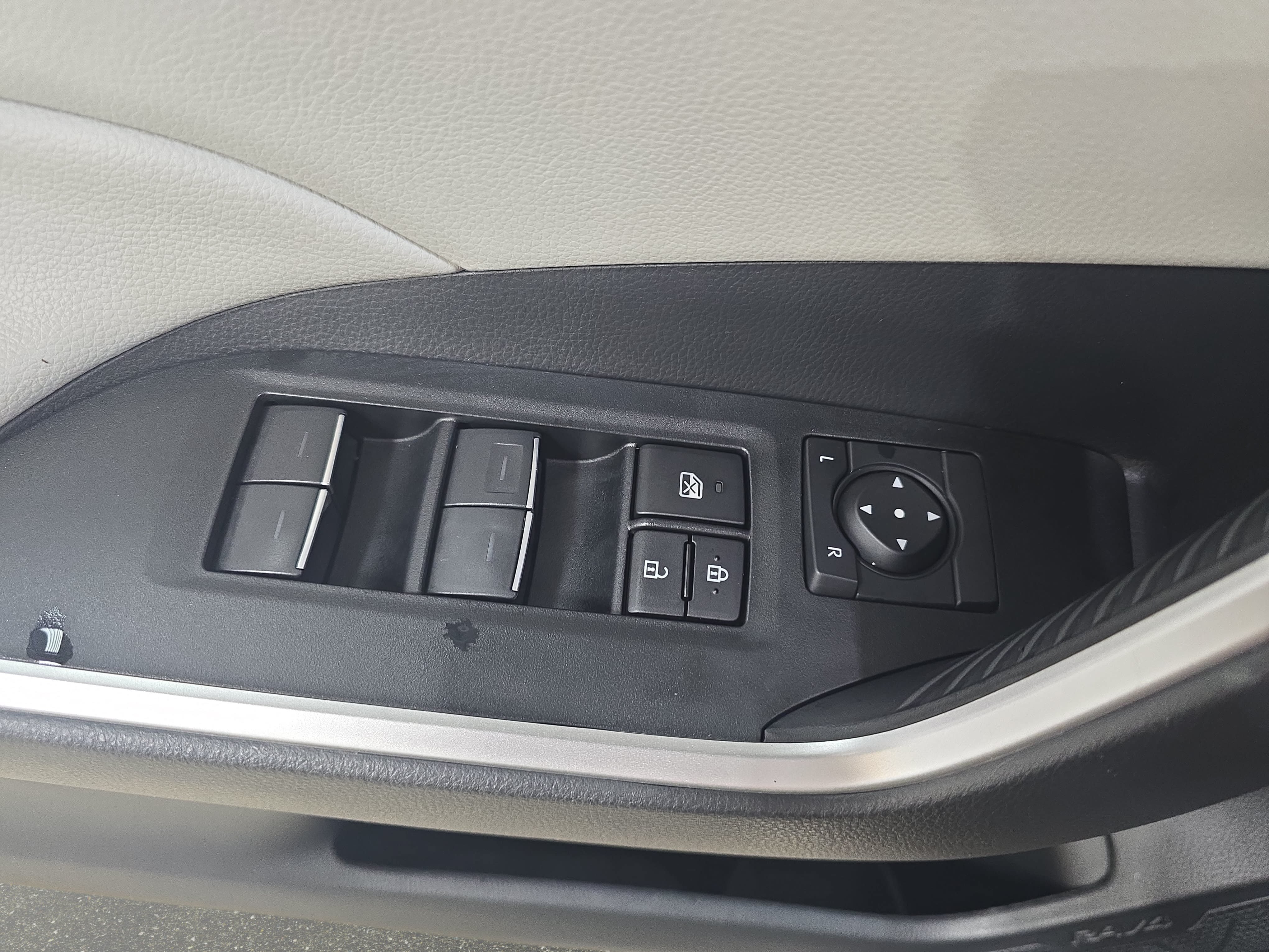 Used 2024 Toyota RAV4 XLE w/ Convenience Package FWD image 25
