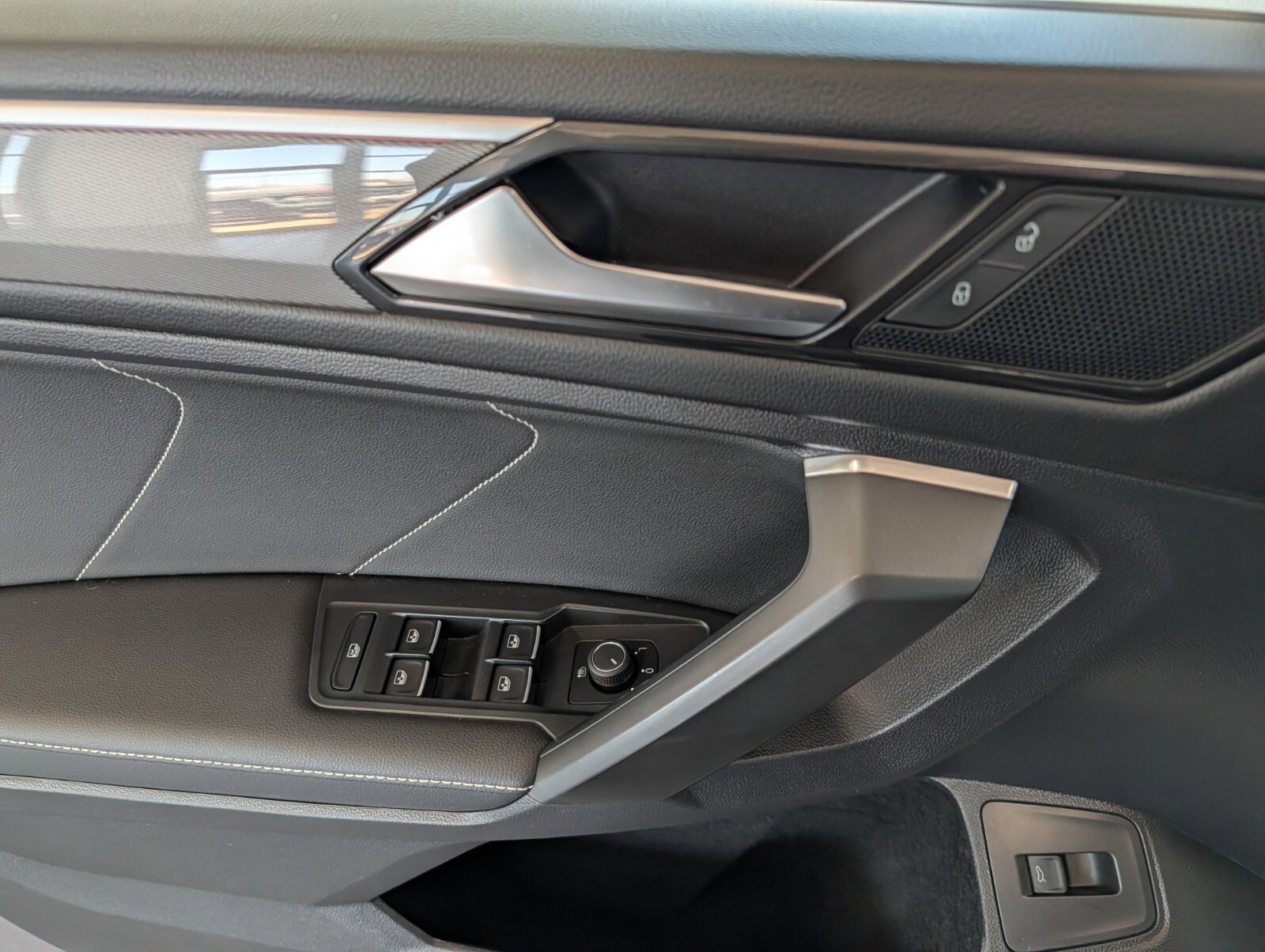 Used 2022 Volkswagen Tiguan SE R-Line image 16