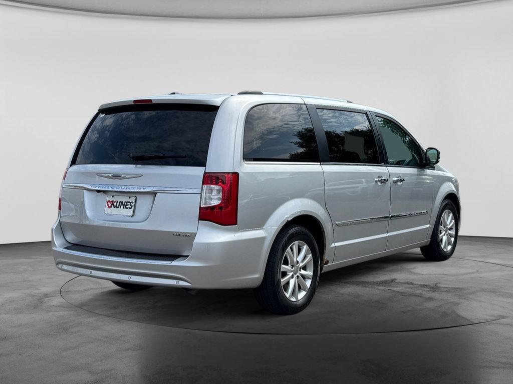 Used 2012 Chrysler Town & Country Limited FWD image 10