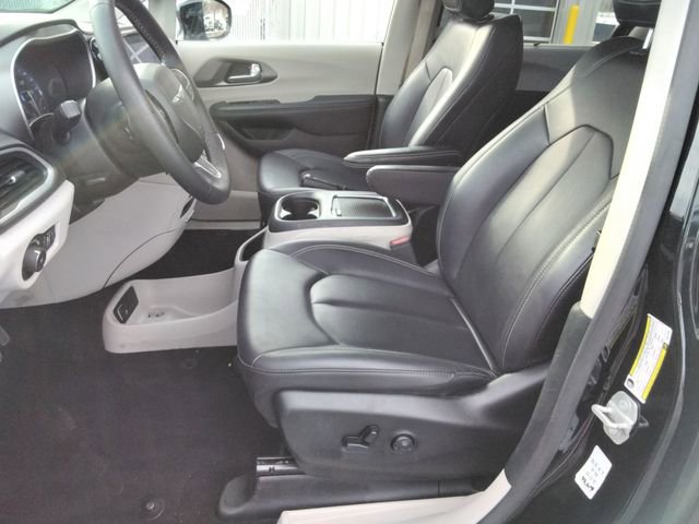 Used 2024 Chrysler Pacifica Touring-L image 9