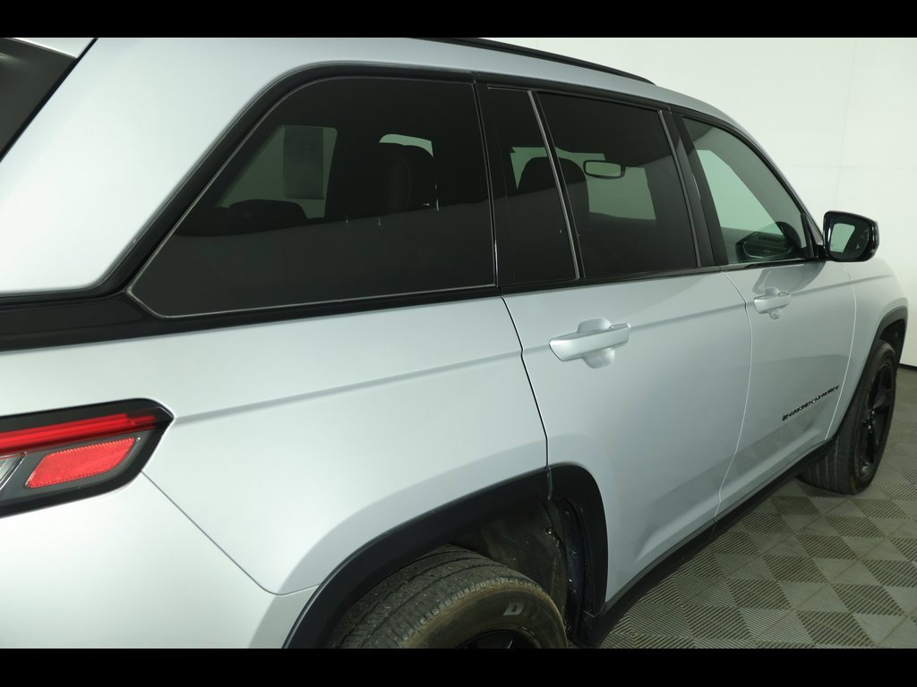 Used 2023 Jeep Grand Cherokee Altitude image 18