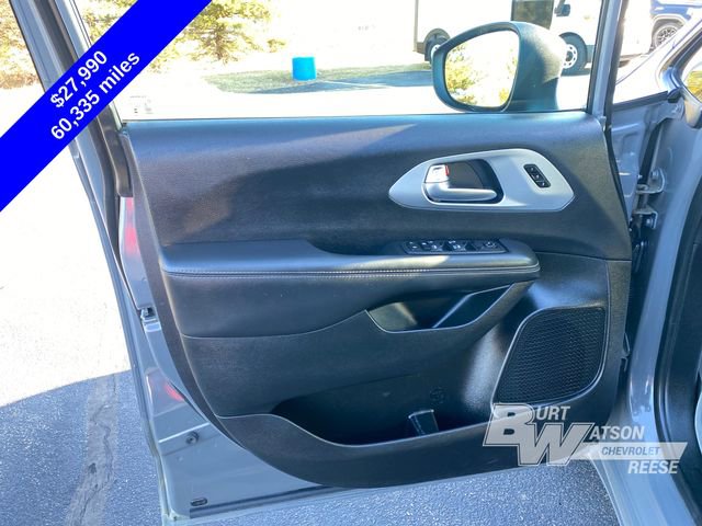 Used 2023 Chrysler Pacifica Touring-L w/ S Appearance Package image 10