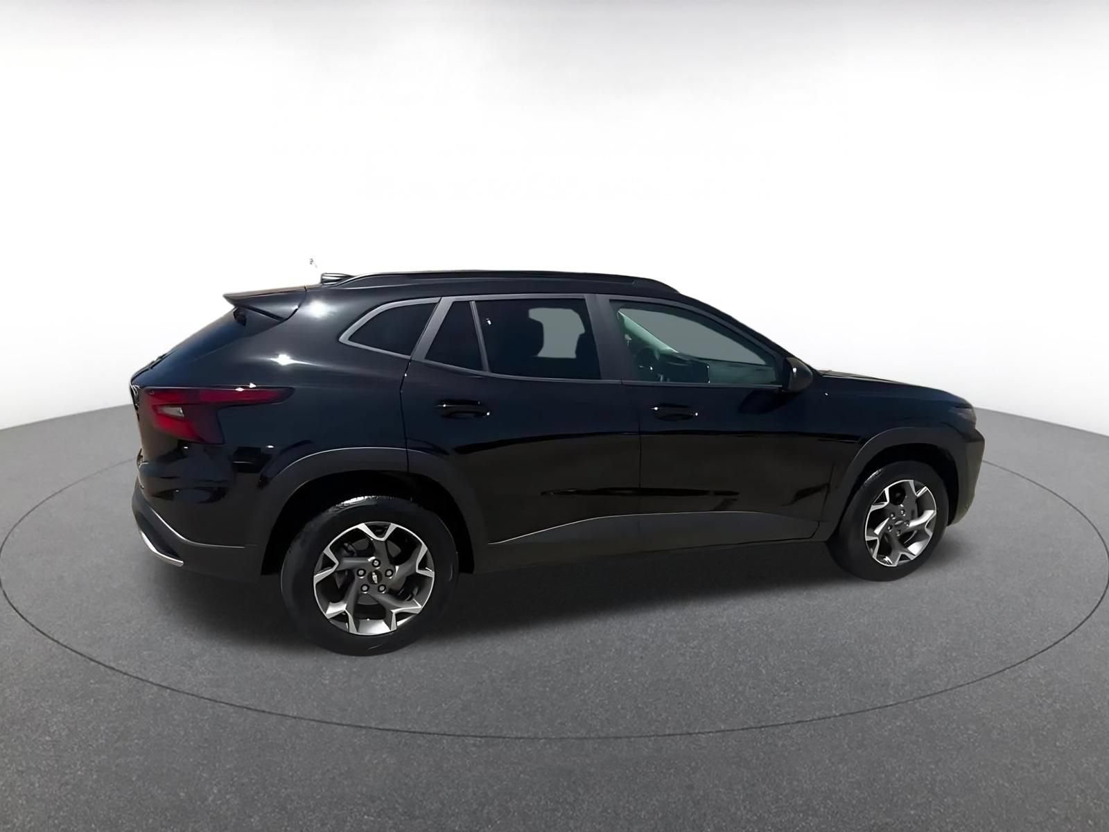 Used 2025 Chevrolet Trax LT FWD image 12