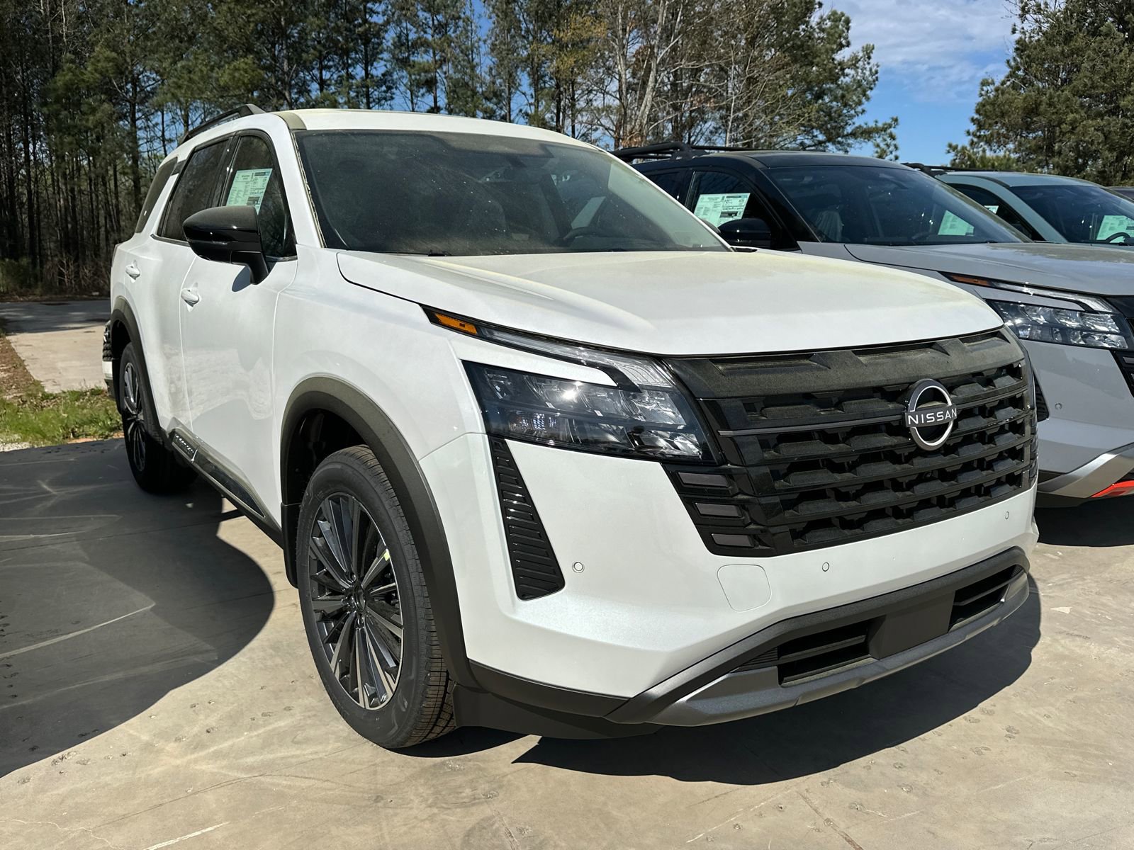 New 2026 Nissan Pathfinder Platinum image 3