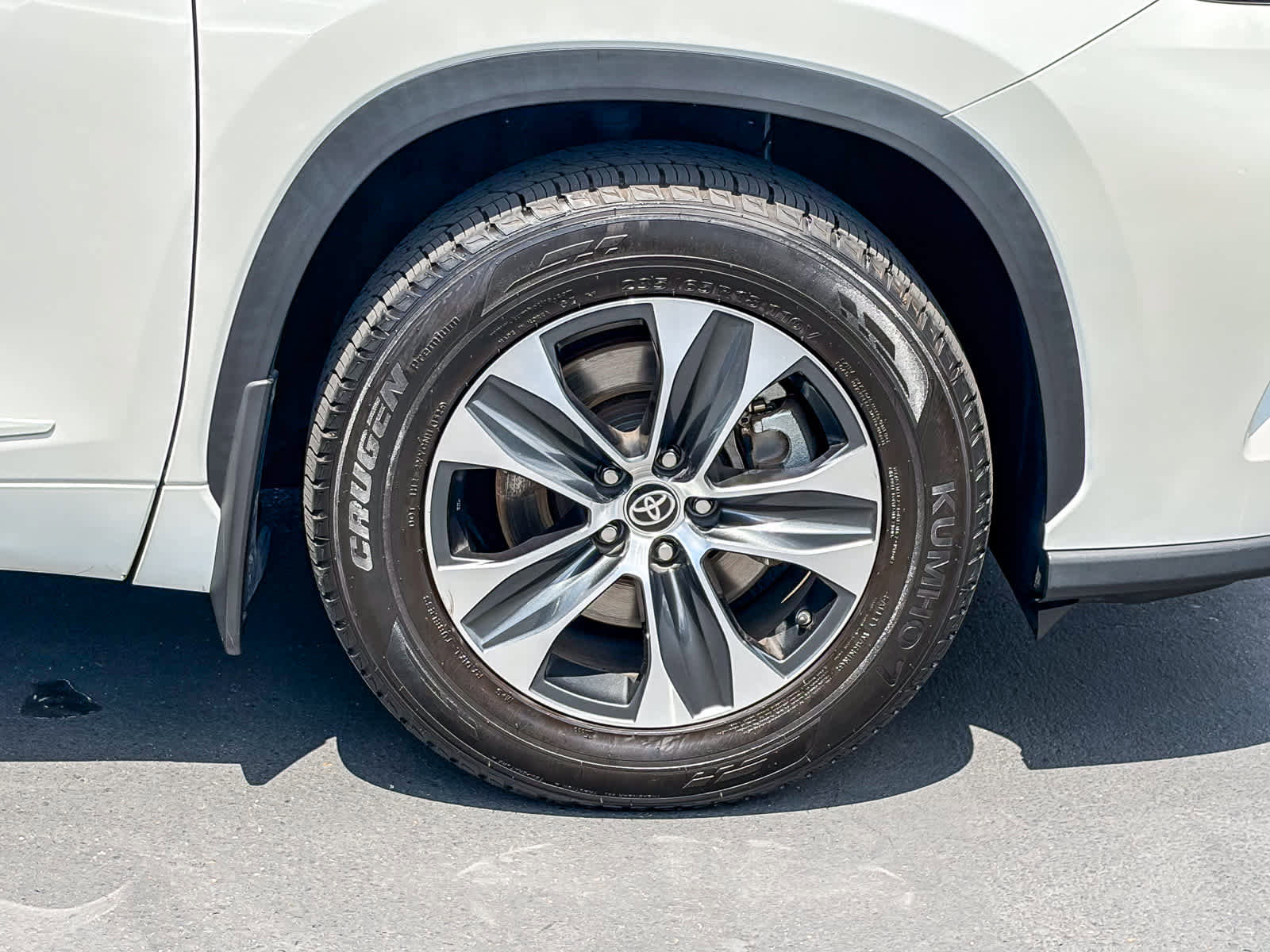 Used 2021 Toyota Highlander XLE FWD image 9