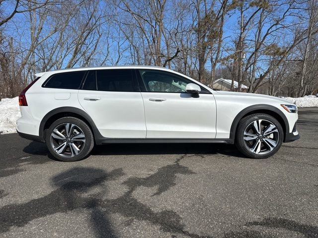 Certified 2025 Volvo V60 B5 Cross Country Plus image 10