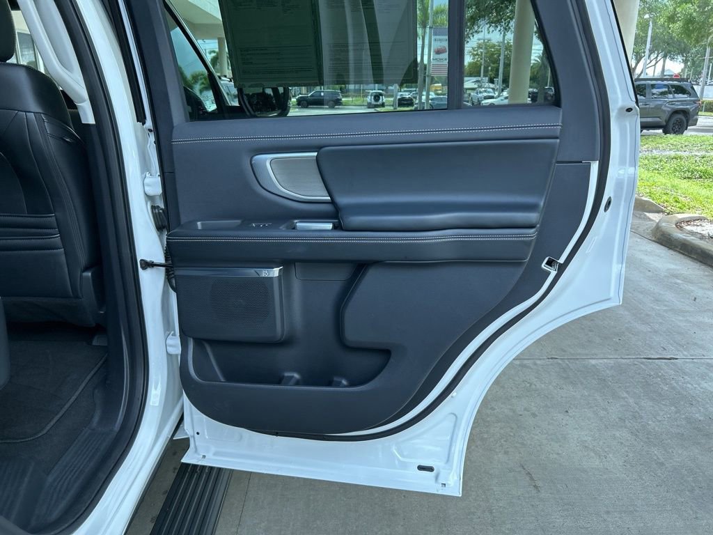 Used 2025 Ford Expedition Platinum image 43