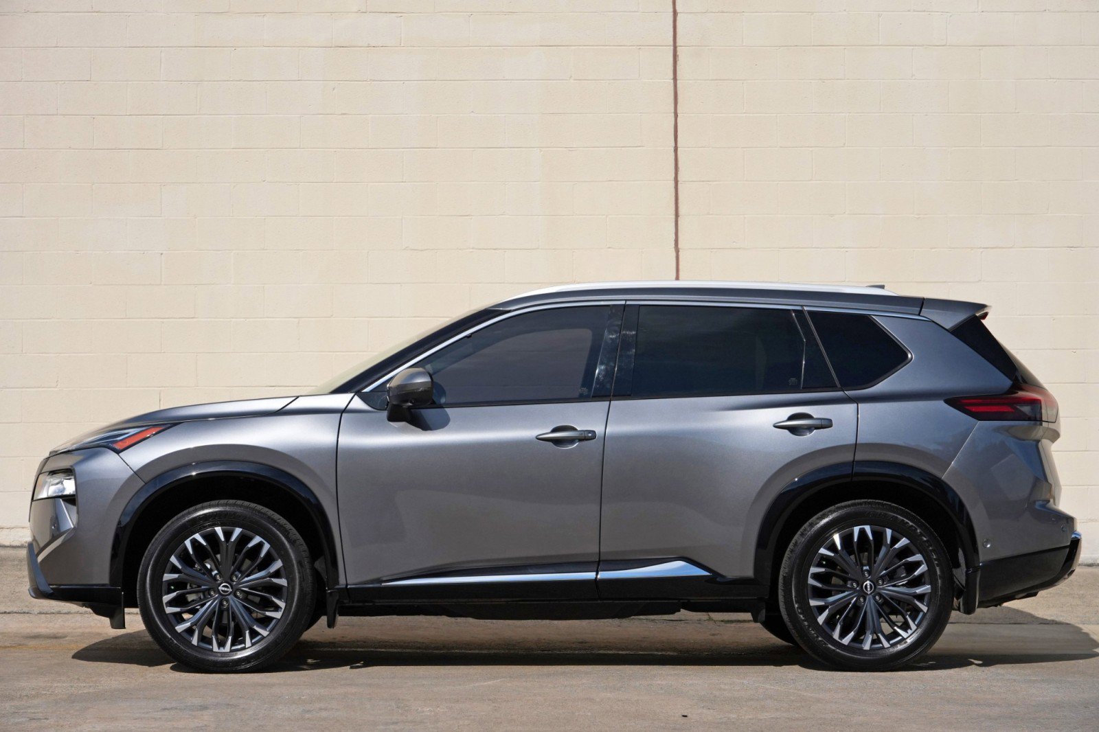 Used 2024 Nissan Rogue Platinum w/ Platinum Premium Package AWD/4WD image 9