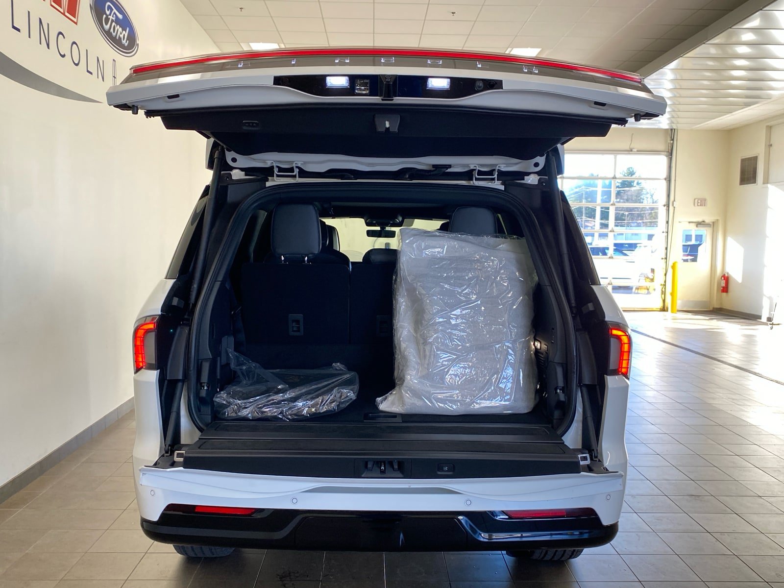 New 2025 Lincoln Navigator Reserve w/ Jet Appearance Package AWD/4WD image 9