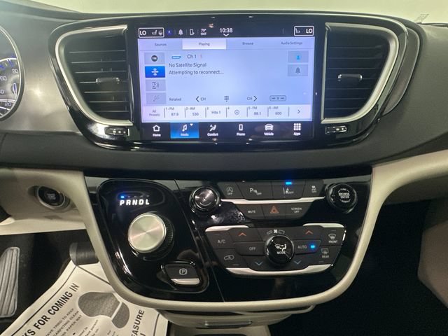 Used 2024 Chrysler Pacifica Touring-L FWD image 30