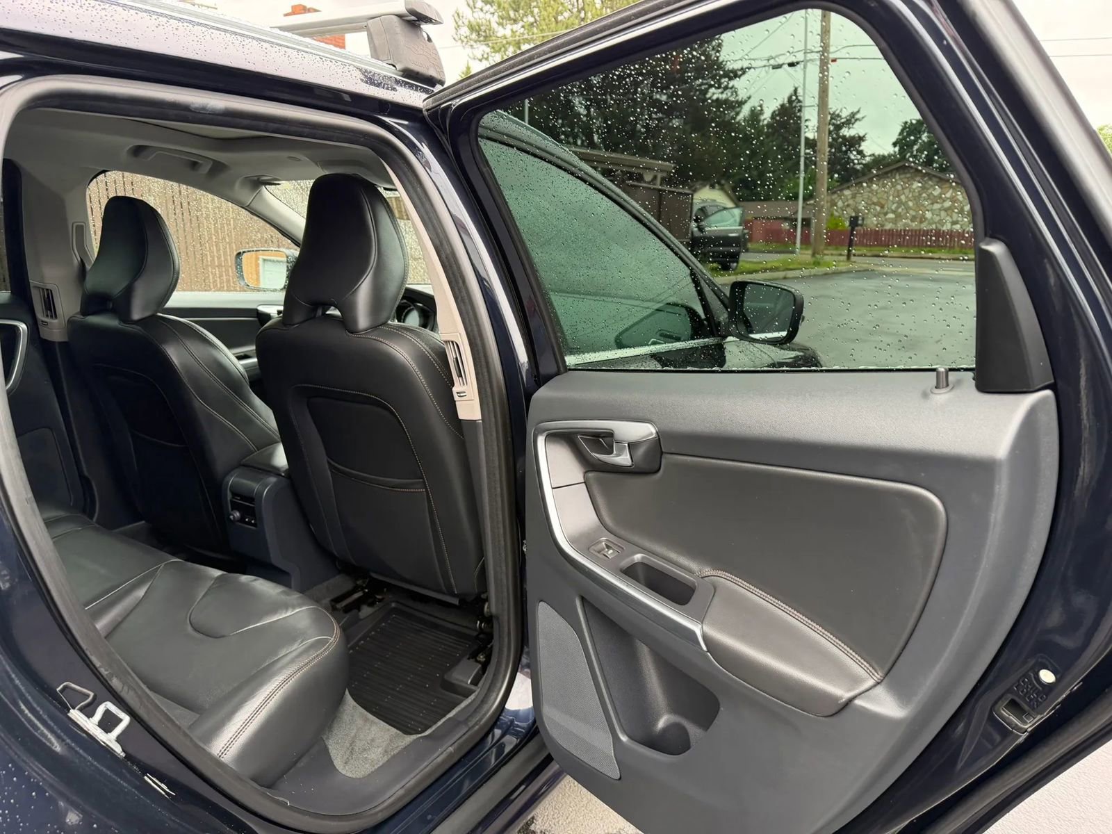 Used 2017 Volvo XC60 T6 Dynamic w/ Climate Package AWD/4WD image 12