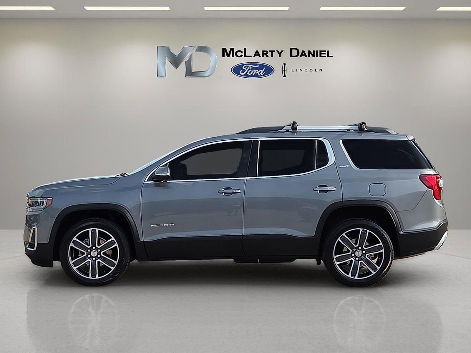 Used 2021 GMC Acadia SLT w/ Premium Package FWD image 3