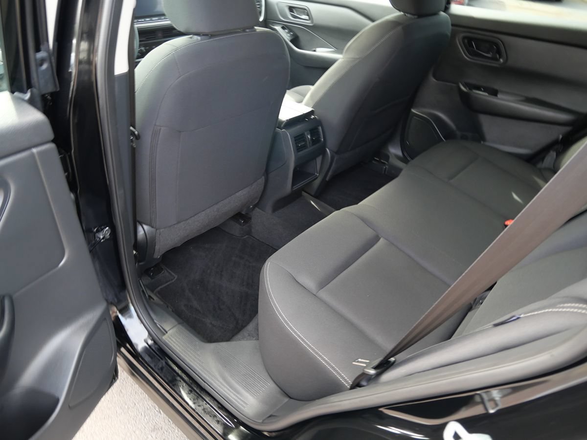 Used 2024 Nissan Rogue S AWD/4WD image 18