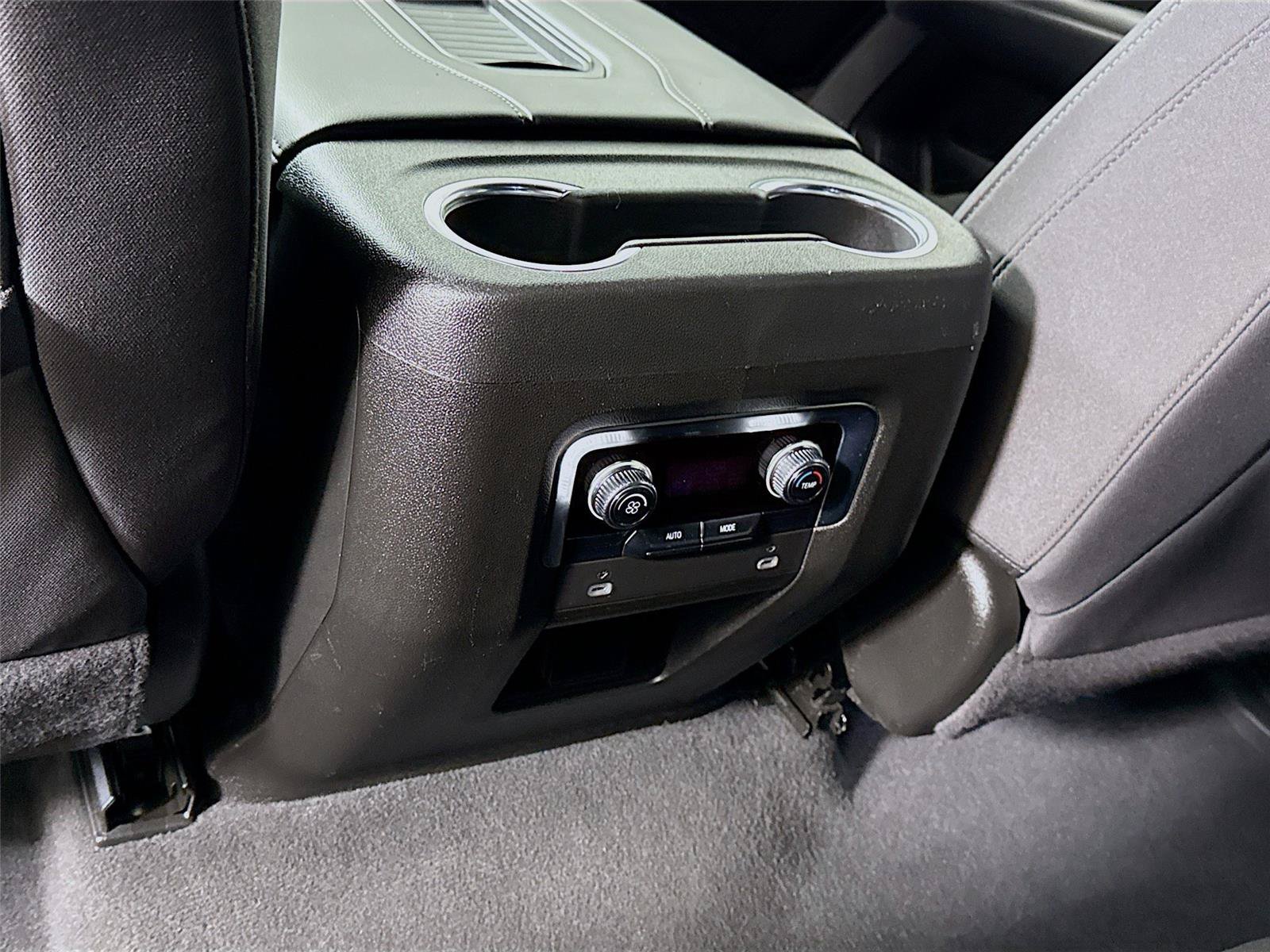 Used 2024 GMC Yukon SLE AWD/4WD image 17