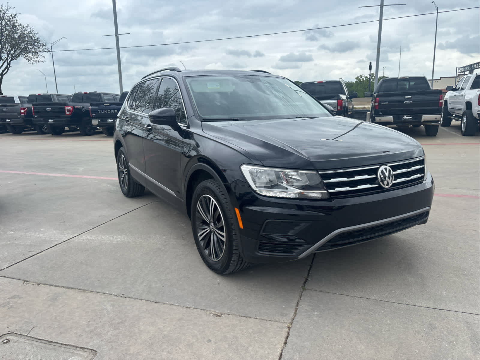 Used 2018 Volkswagen Tiguan SE image 3
