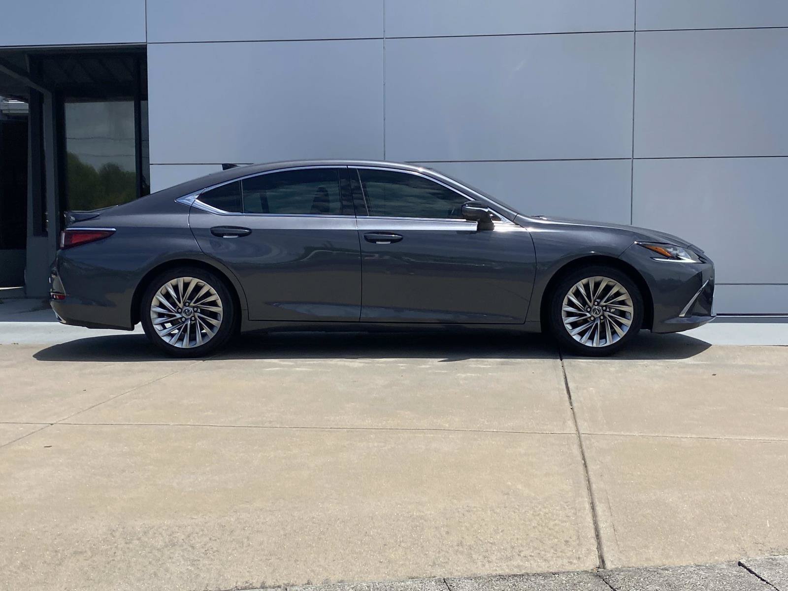 Used 2022 Lexus ES 350 Ultra Luxury w/ Accessory Package 2 FWD image 3