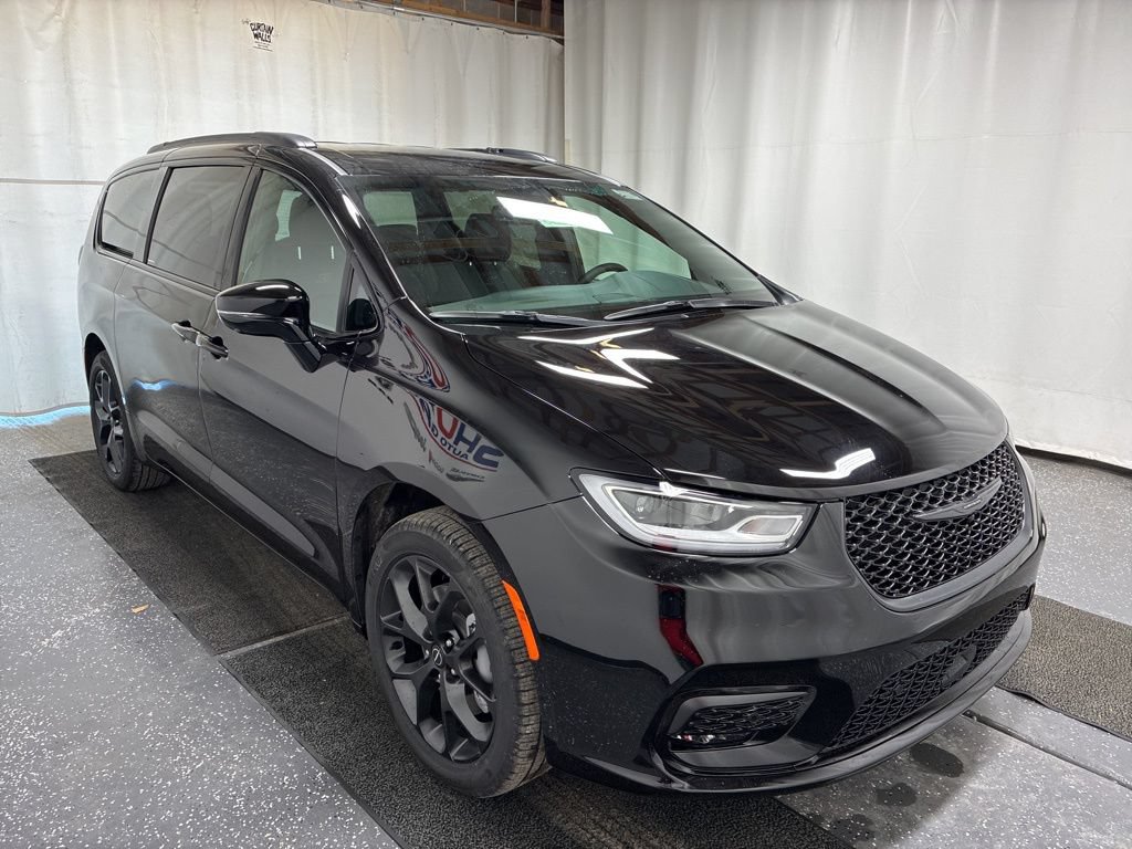 New 2026 Chrysler Pacifica Select w/ S Appearance Package AWD/4WD video 3