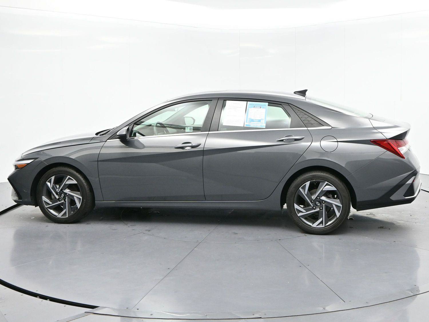 Used 2024 Hyundai Elantra SEL w/ Convenience Package FWD image 4