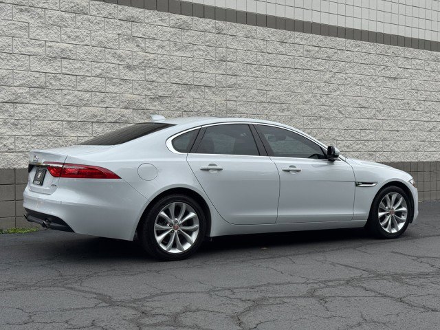 Used 2018 Jaguar XF Premium image 16