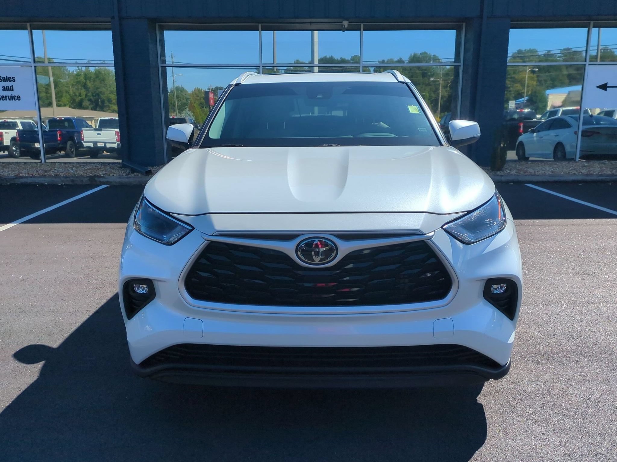 Used 2022 Toyota Highlander XLE FWD image 2