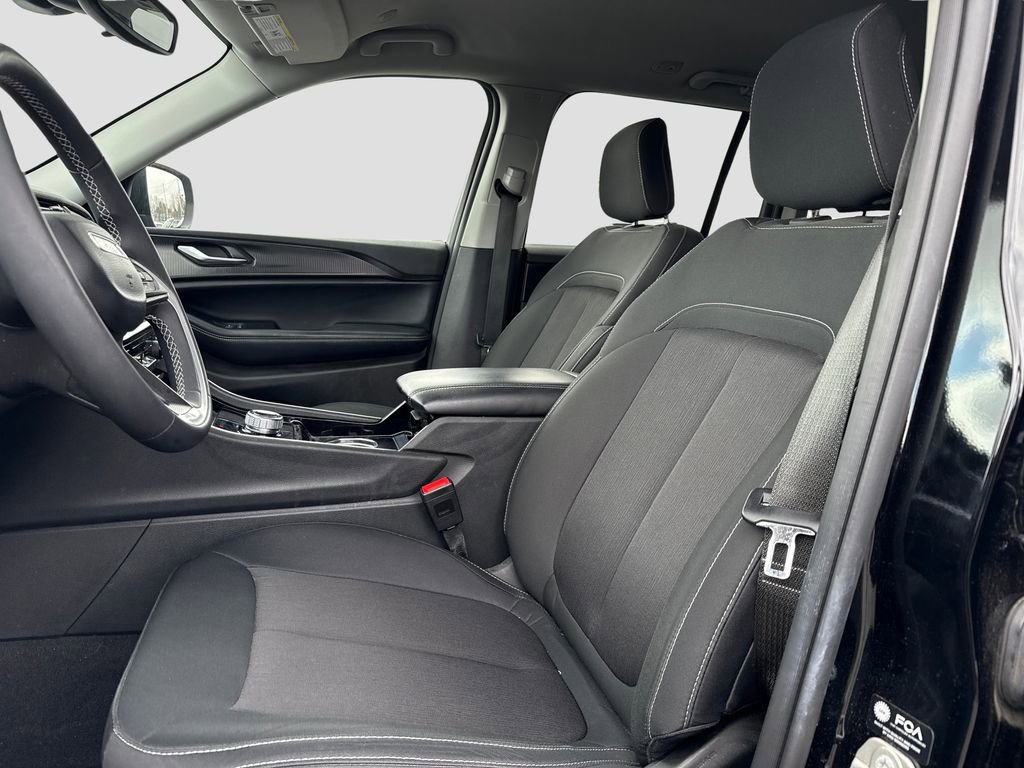 Used 2023 Jeep Grand Cherokee Laredo image 12