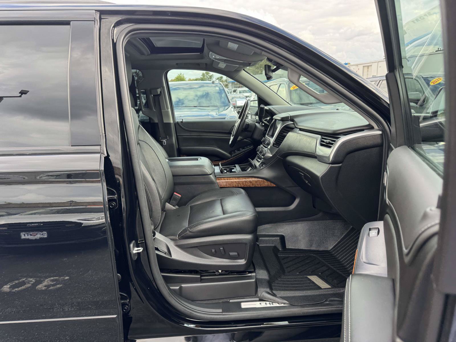 Used 2020 Chevrolet Suburban Premier AWD/4WD image 14