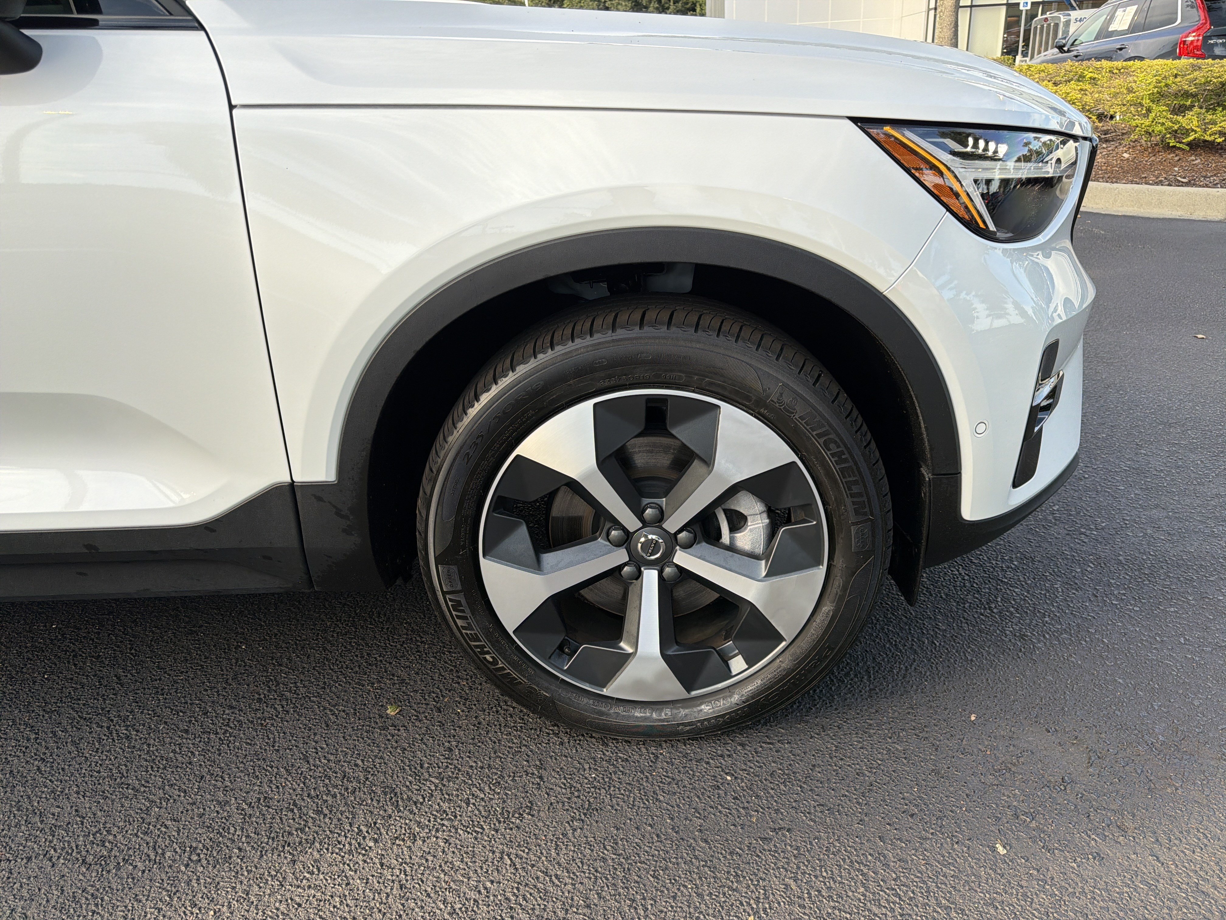 Certified 2025 Volvo XC40 B5 Plus AWD/4WD image 14
