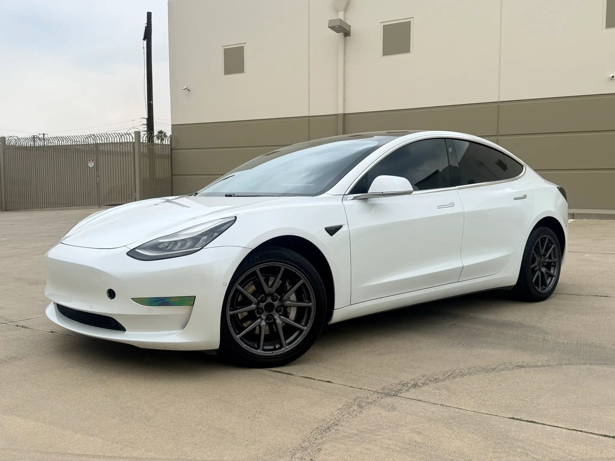 Used 2020 Tesla Model 3 Standard Range RWD image 1