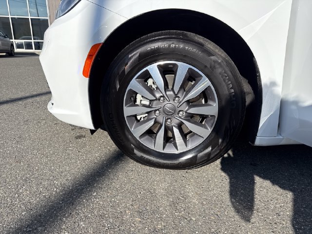 Used 2024 Chrysler Pacifica Limited FWD image 28