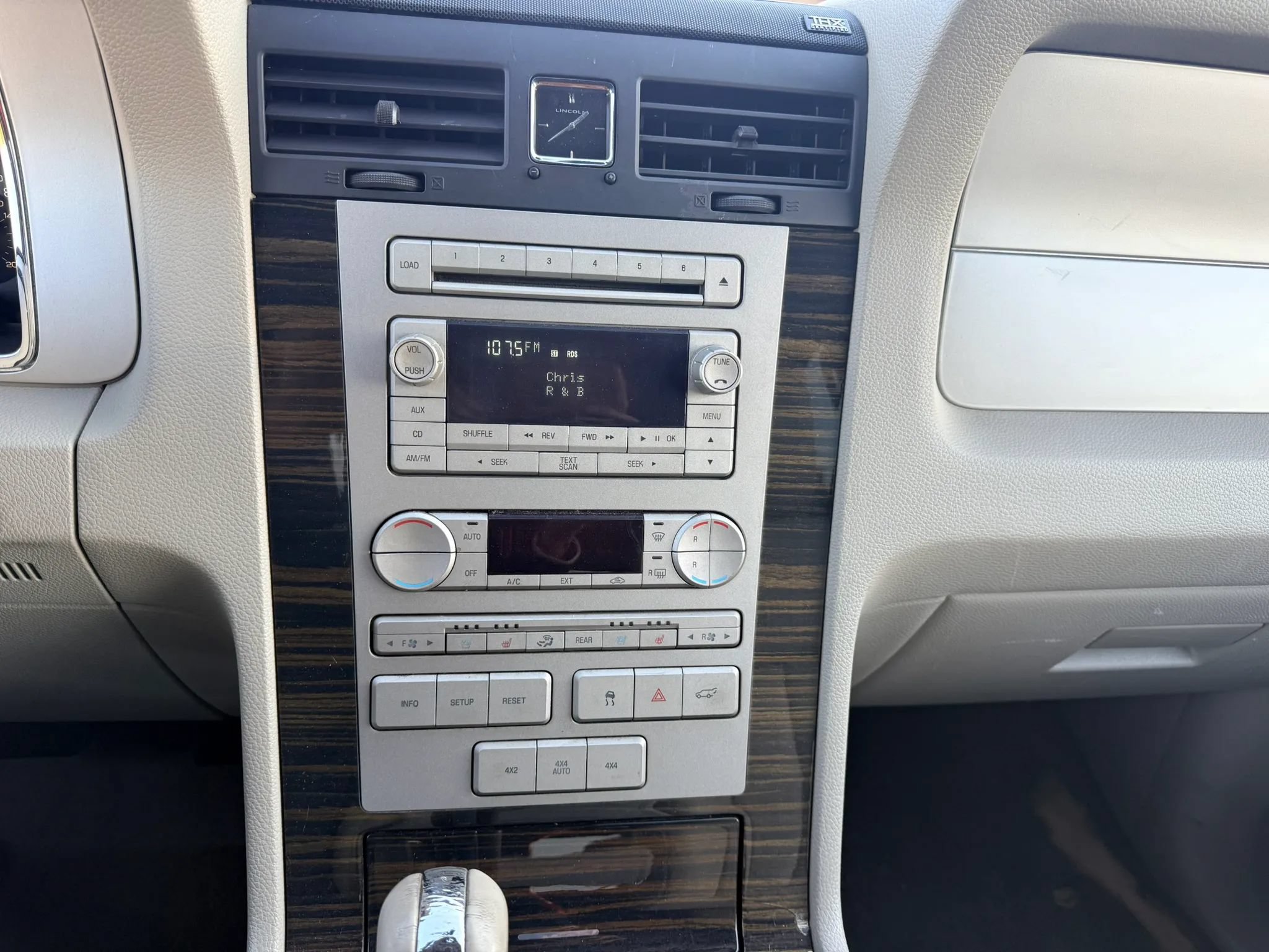 Used 2010 Lincoln Navigator 4WD image 16