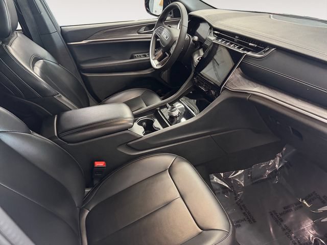 Used 2024 Jeep Grand Cherokee Limited w/ Black Appearance Package AWD/4WD image 4
