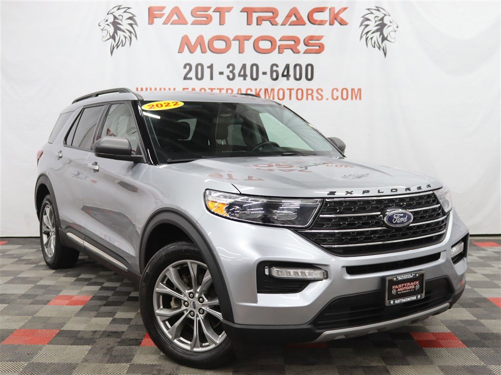 Used 2022 Ford Explorer XLT w/ Equipment Group 202A AWD/4WD image 3
