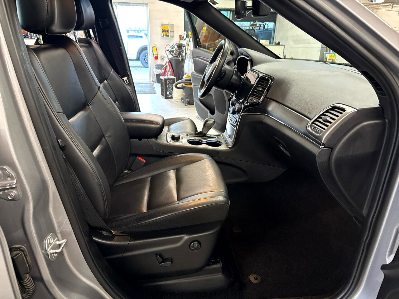 Used 2019 Jeep Grand Cherokee Limited image 46