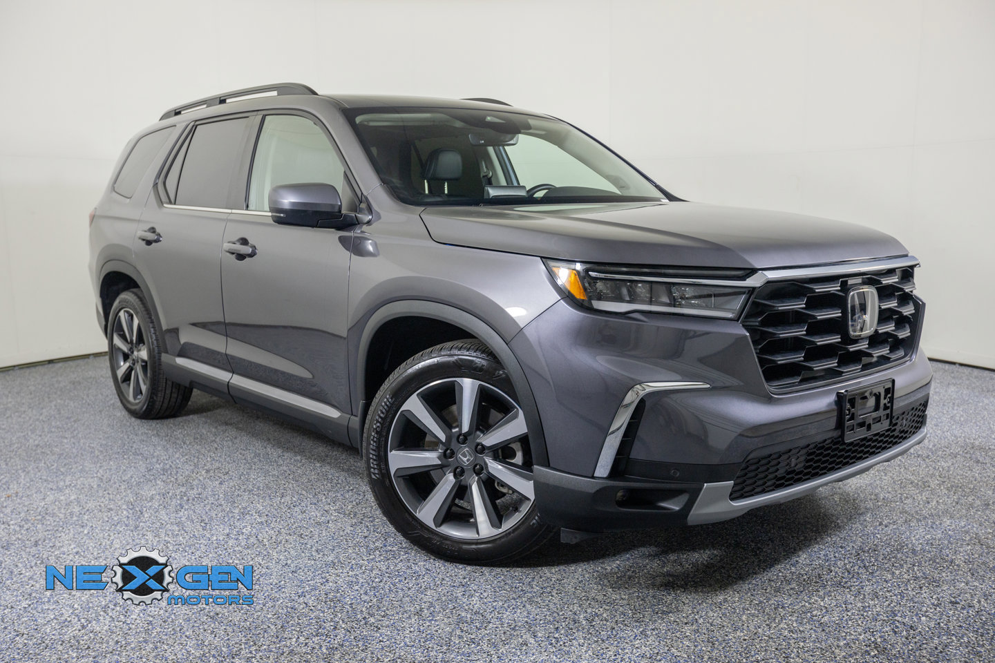 Used 2025 Honda Pilot Touring image 1