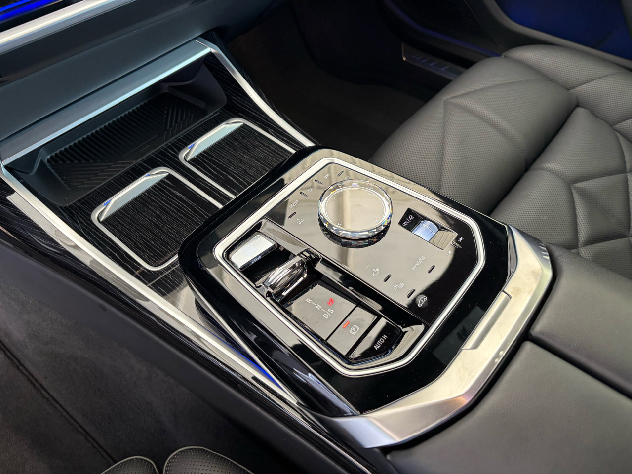 Used 2023 BMW 740i image 16