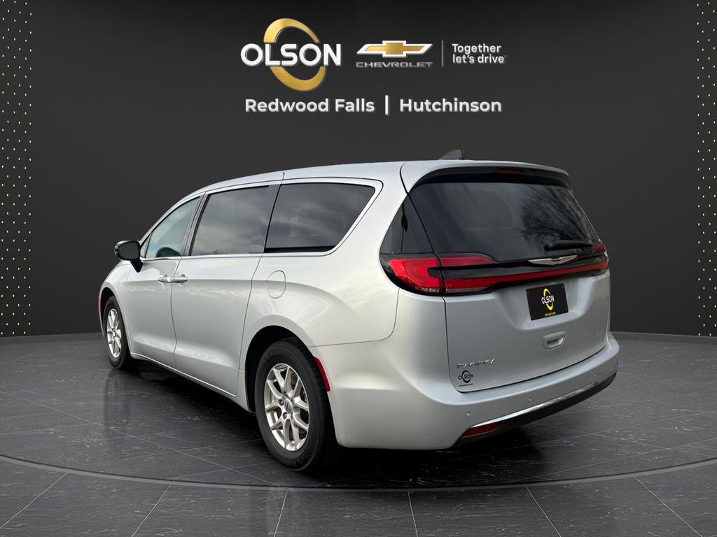 Used 2024 Chrysler Pacifica Touring-L image 3