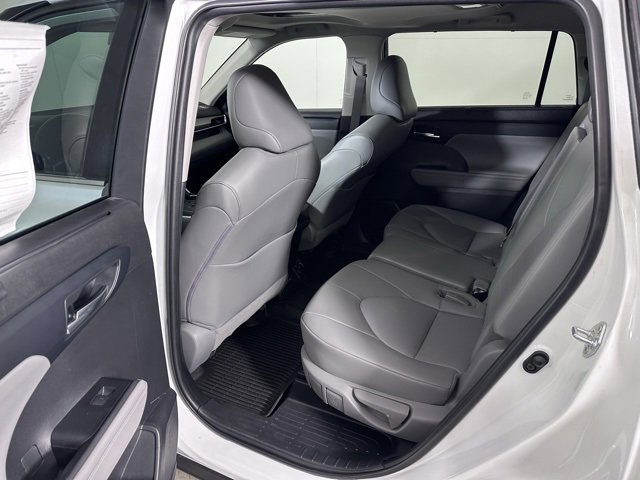 Used 2022 Toyota Highlander XLE image 18