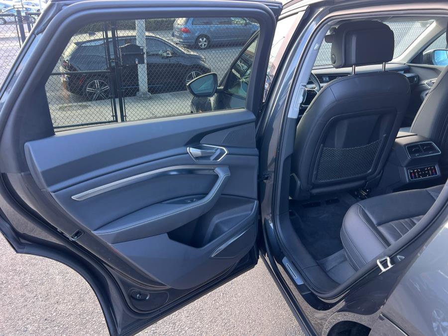 Used 2023 Audi e-tron Premium Plus w/ Premium Plus Package image 43