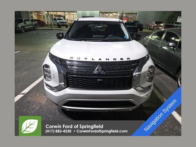 Used 2024 Mitsubishi Outlander SE image 1