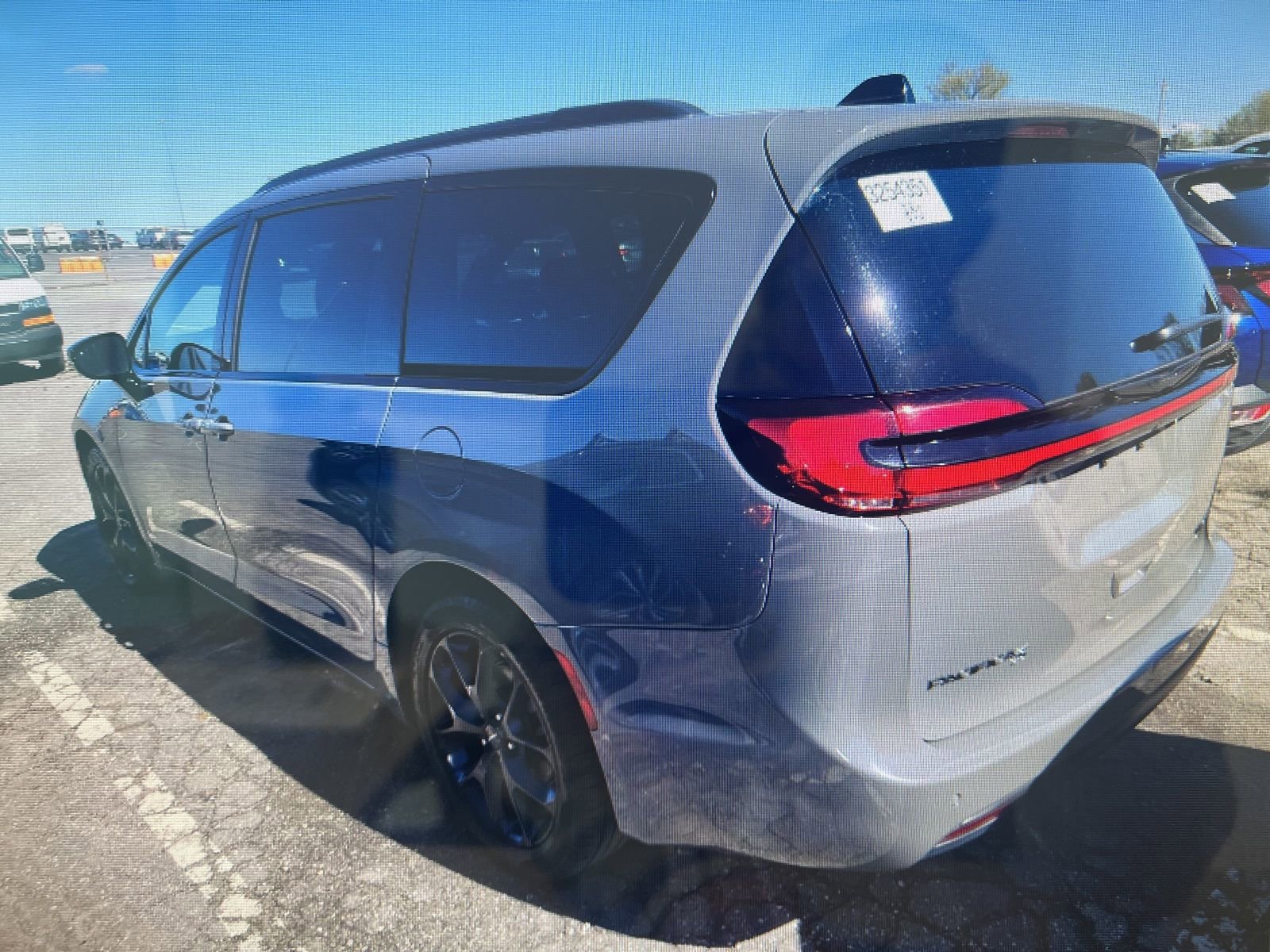 Used 2025 Chrysler Pacifica Limited image 2