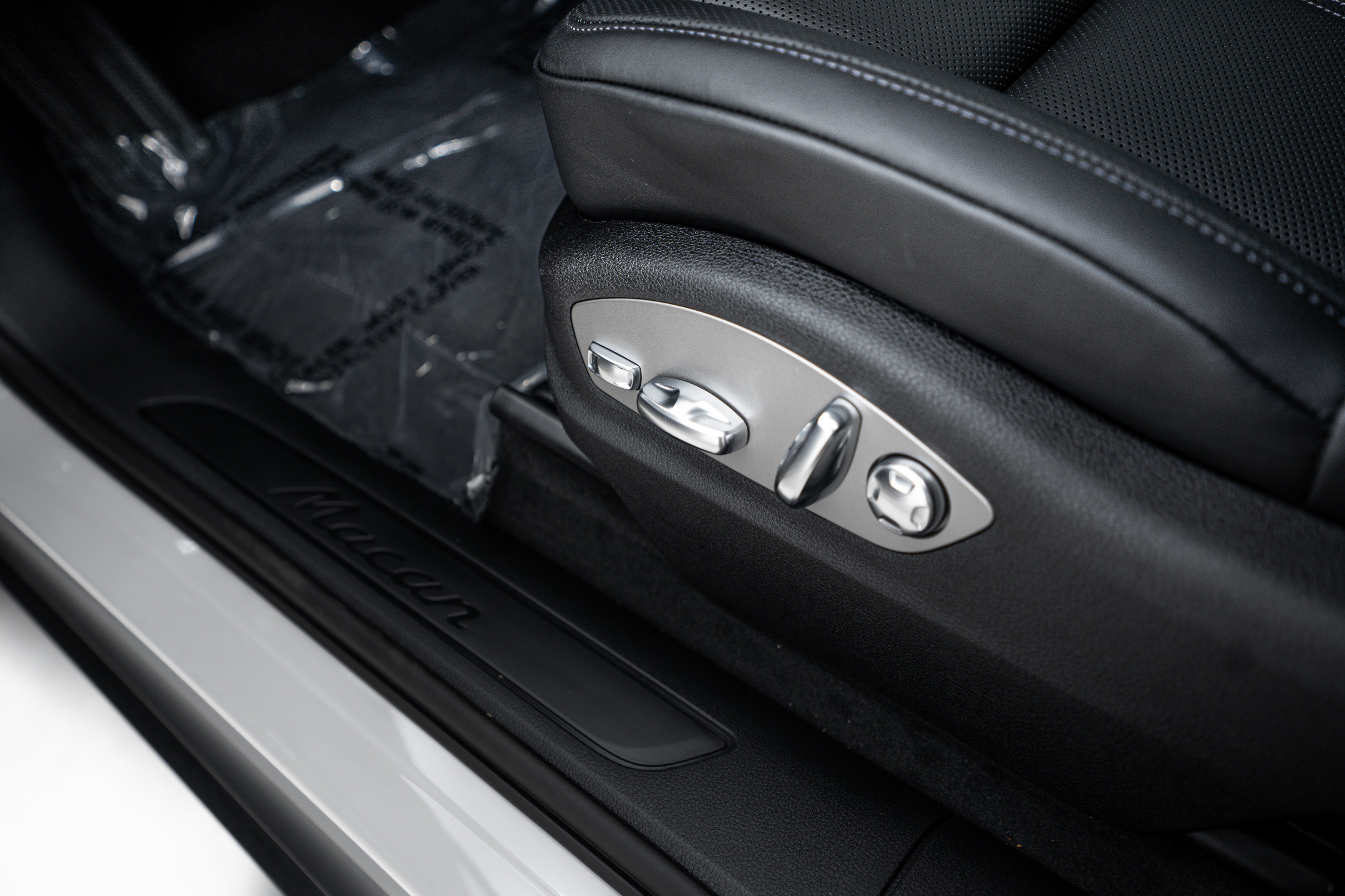 Certified 2026 Porsche Macan image 18